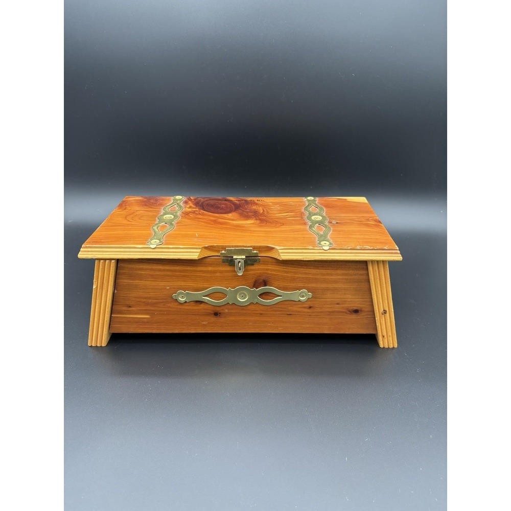 Vintage Cedar Wood Box Wisconsin Dells Souvenir Keepsake Trinket Chest Art Deco - Picture 1 of 13